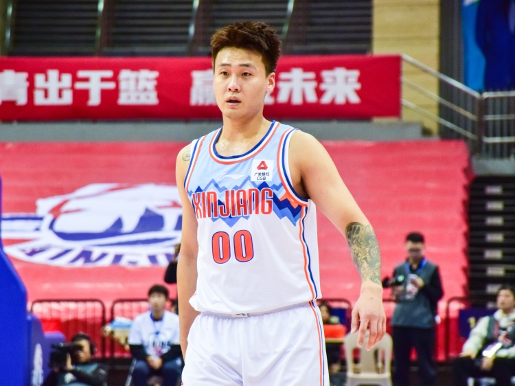 狀態(tài)不俗！趙睿半場(chǎng)9中4拿到15分5籃板